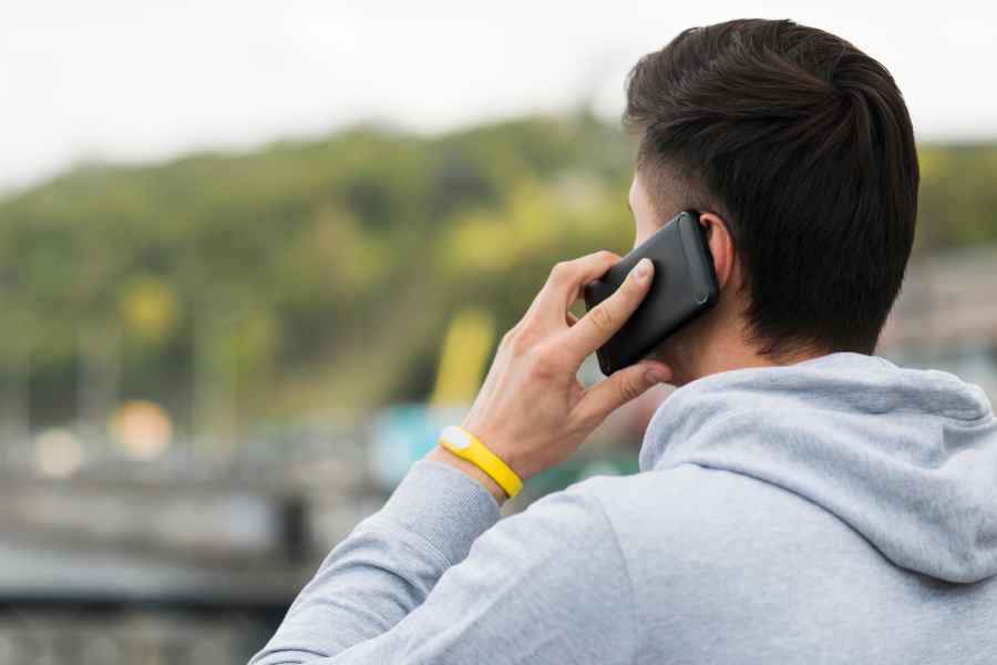 men-talking-in-phone