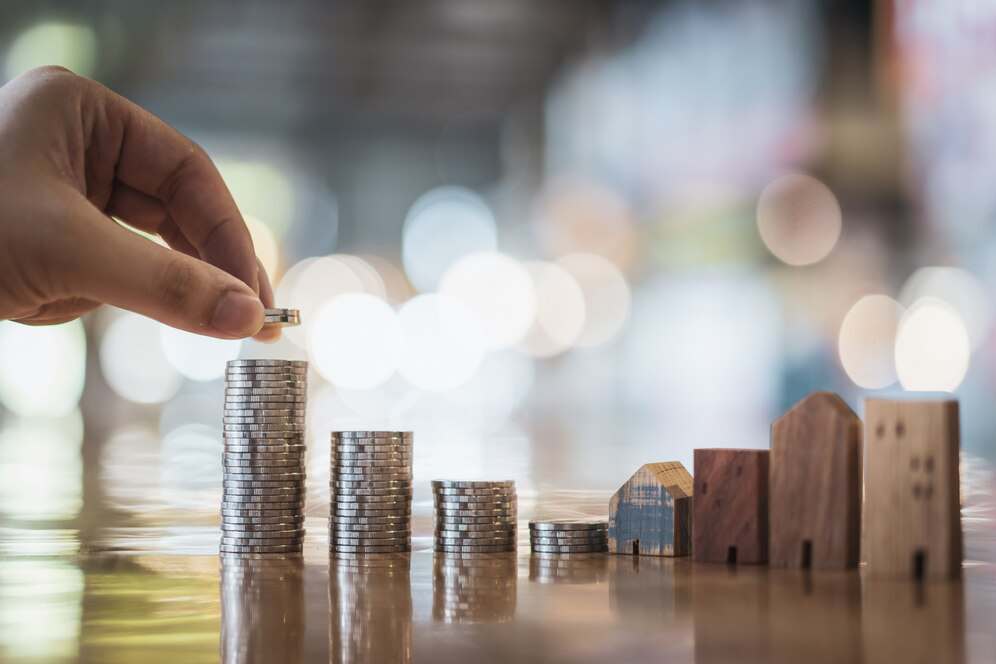 hand-choosing-row-coin-money